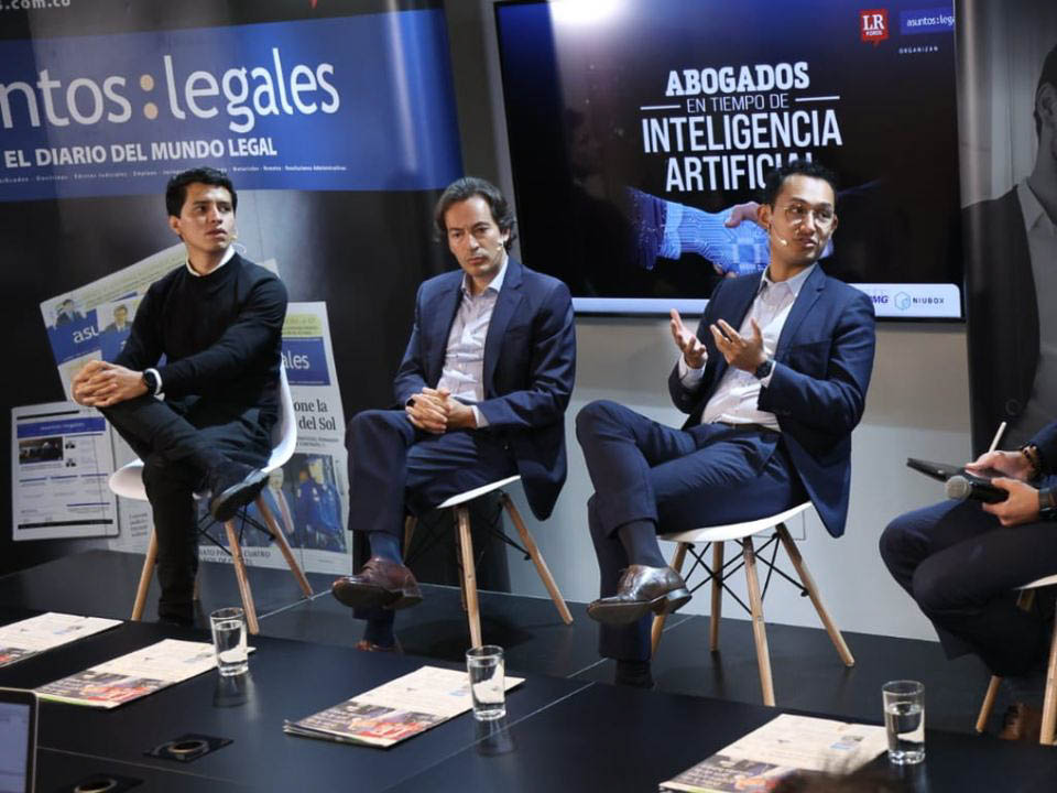 Foro virtual de La República y Asuntos Legales. En la foto están sentados Daniel Valencia, country Manager de Niubox en Colombia; Martín Escobar, director de Servicios Legales de Kpmg Law; Jorge Mario Rodríguez CEO de Easy Iuris; y como moderador, Dagoberto Borda, MVP & Software Development director de Devsavant.