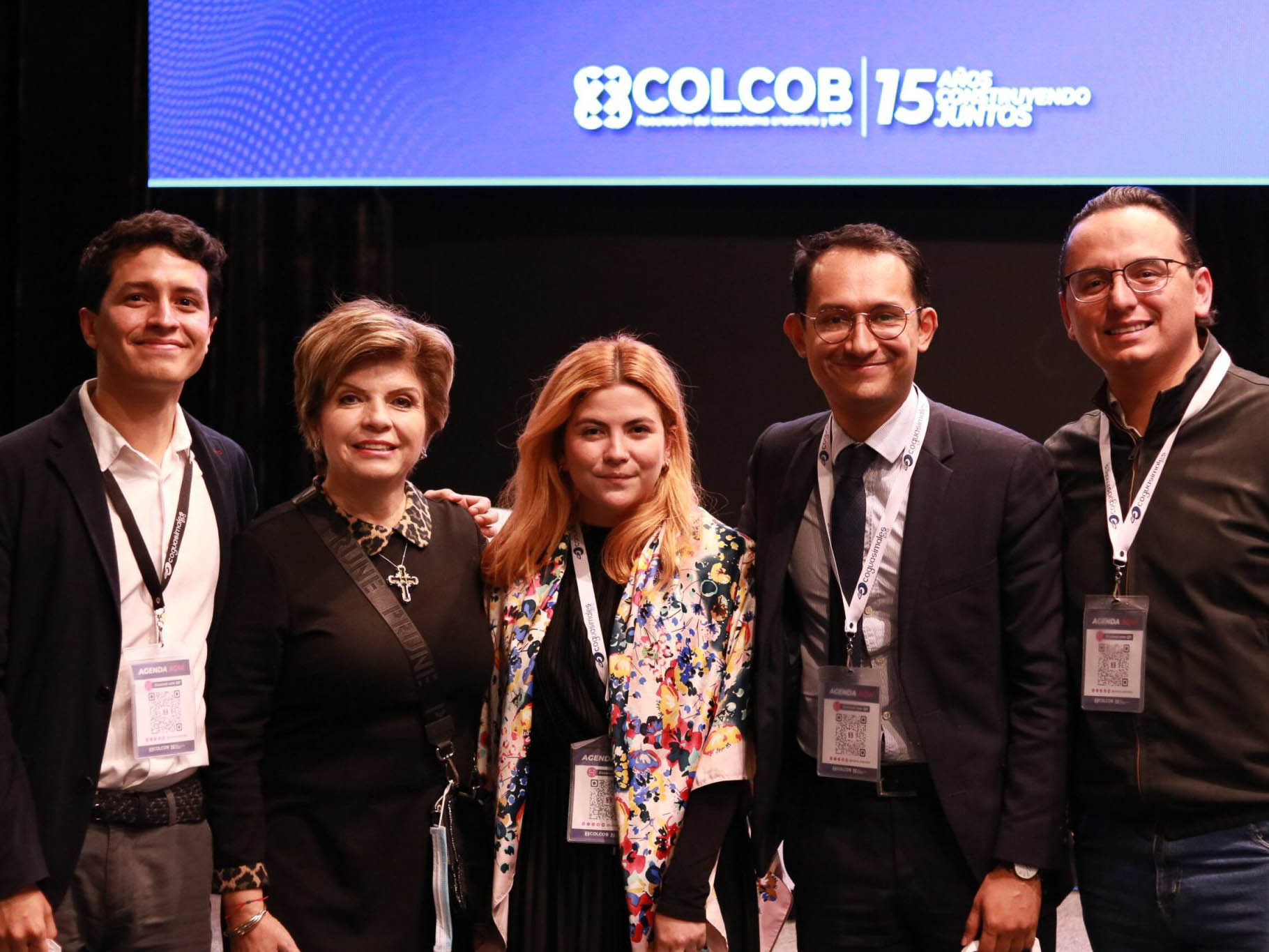 Foto de los panelistas. De izquierda a derecha se observan los panelistas: Daniel Valencia, Gloria Urueña, María Camila Piedrahíta, Jorge Mario Rodríguez y Erick Rincón